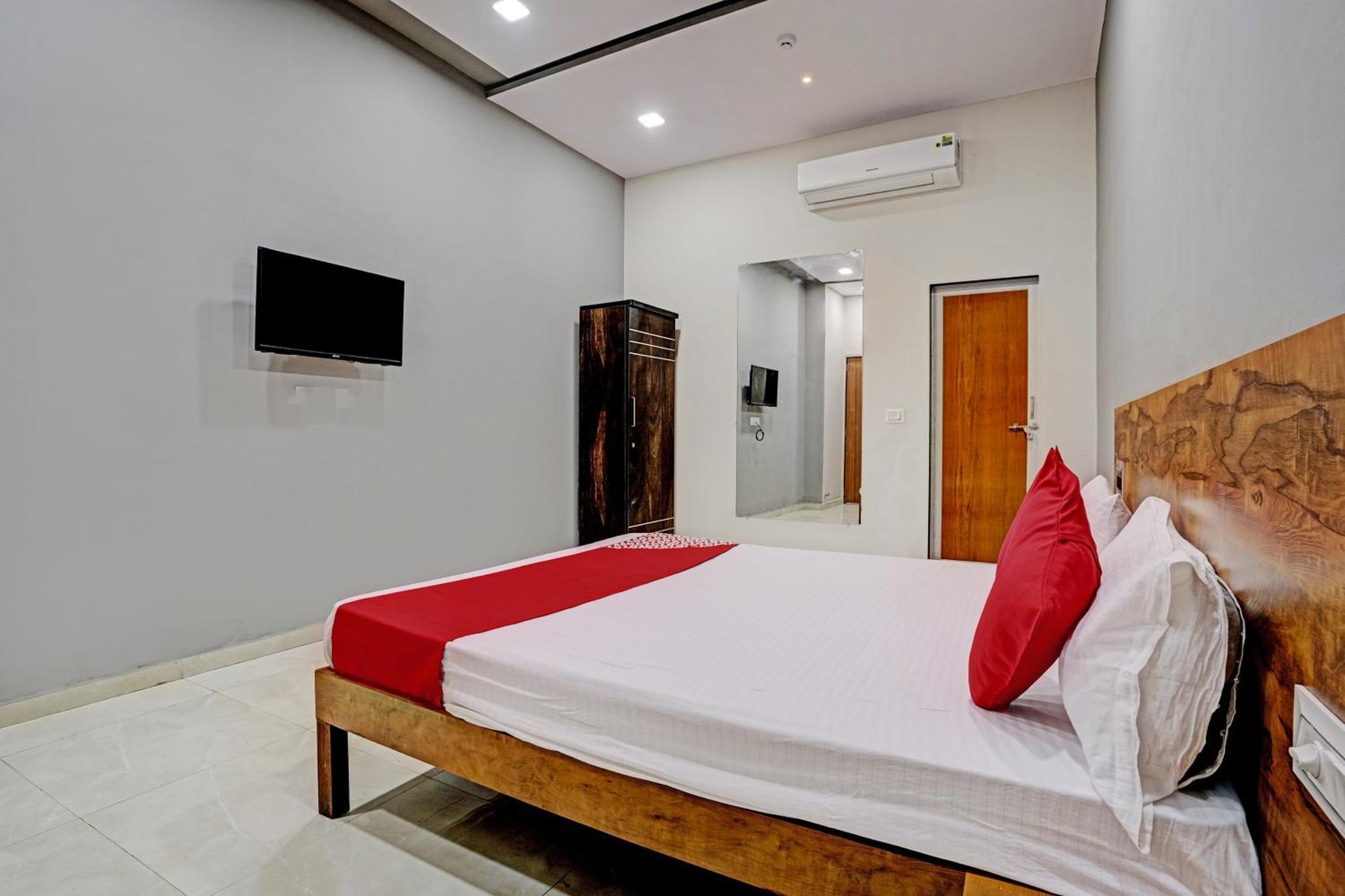 Oyo Flagship Hotel 9 Сурат Экстерьер фото