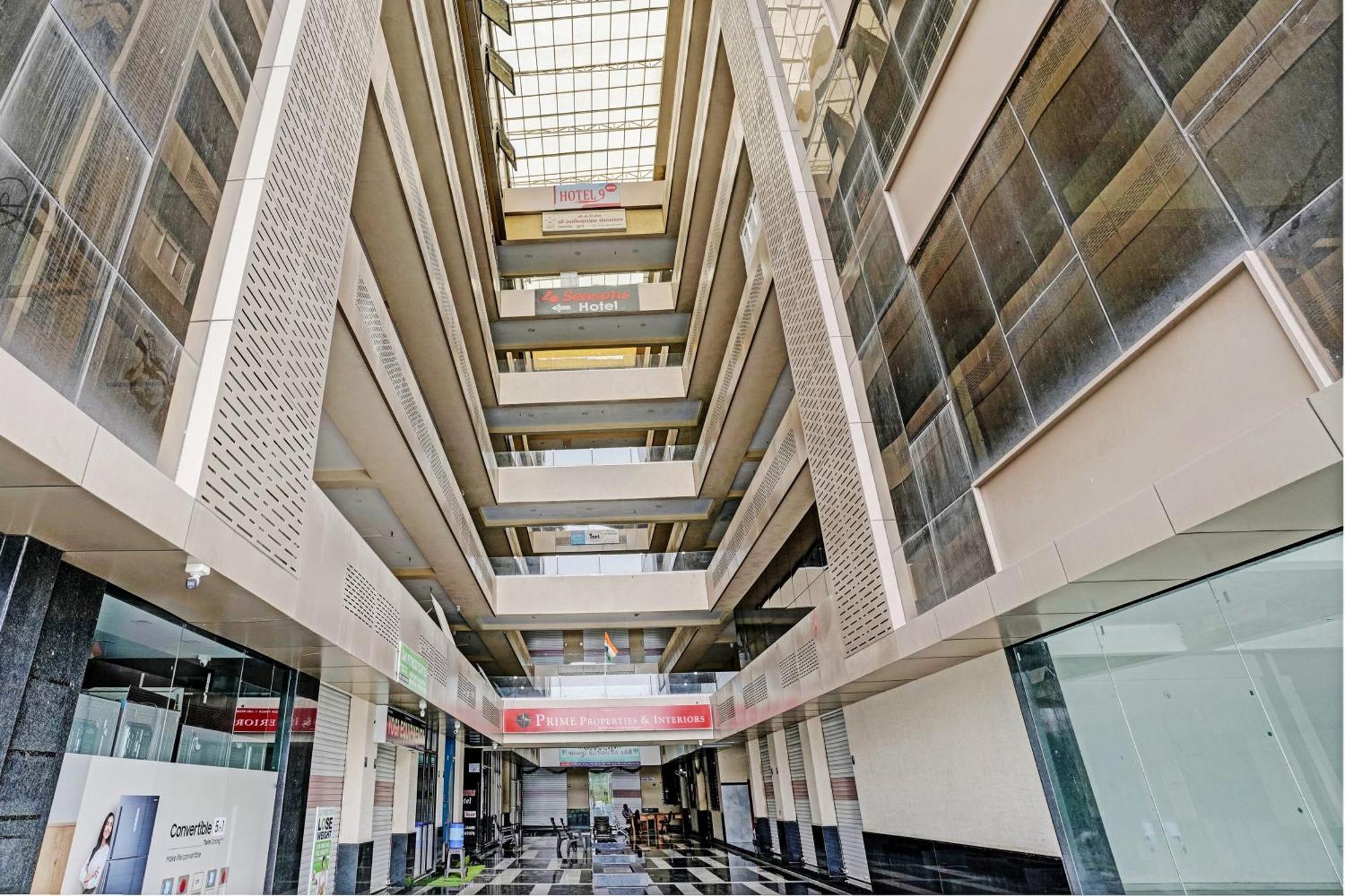 Oyo Flagship Hotel 9 Сурат Экстерьер фото